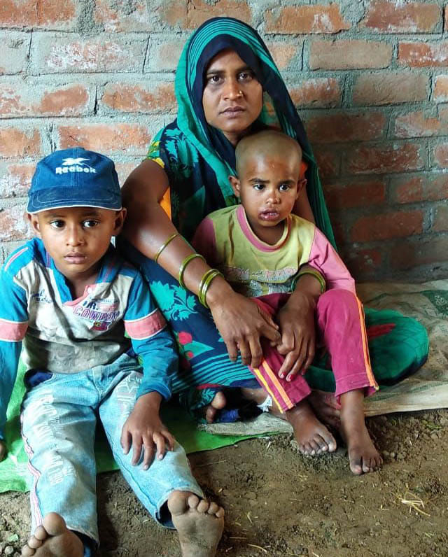 मृतक ब्रजमोहन की पत्नी व बच्चे। मृतक ब्रजमोहन की पत्नी व बच्चे।
