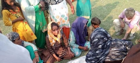 पलिया के बड़ागांव-अतरिया में घटनास्थल पर विलाप करते परिजन। 