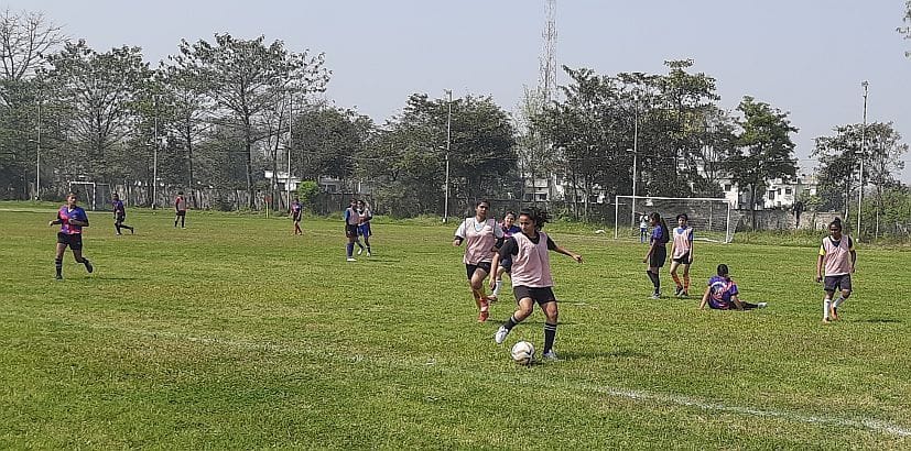 रुद्रपुर स्टेडियम मे फुटबॉल खेलते खिलाड़ी। रुद्रपुर स्टेडियम मे फुटबॉल खेलते खिलाड़ी।