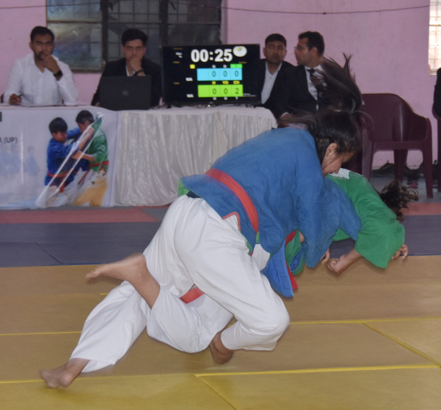 स्टेडियम में आयोजित जूनियर नेशनल कुराश प्रतियोगिता में खेलते खिलाड़ी स्टेडियम में आयोजित जूनियर नेशनल कुराश प्रतियोगिता में खेलते खिलाड़ी