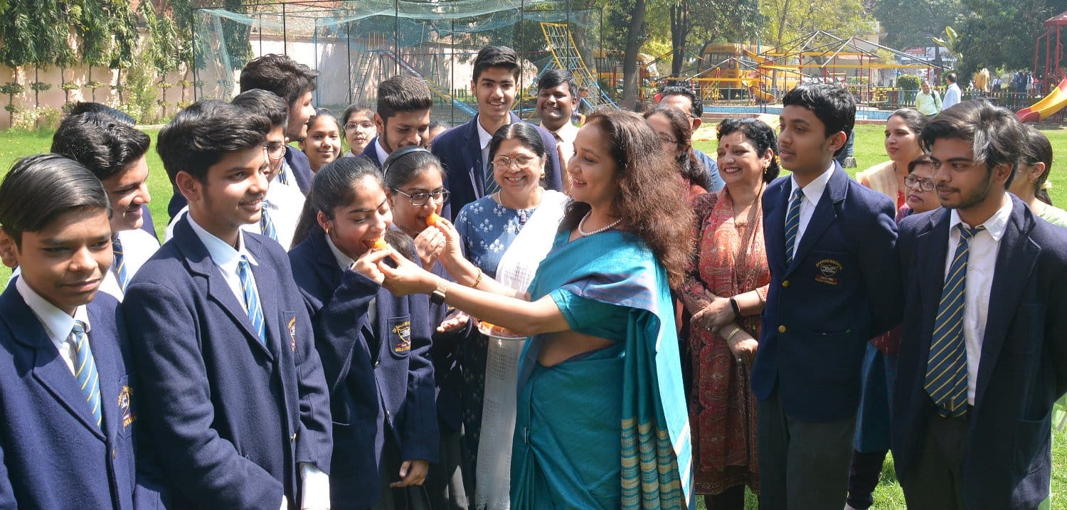 शारदेन स्कूल में कक्षा दस के टर्म वन के मेधावियों को मिठाई खिलाती प्रधानाचार्य धारा रतन । शारदेन स्कूल में कक्षा दस के टर्म वन के मेधावियों को मिठाई खिलाती प्रधानाचार्य धारा रतन ।