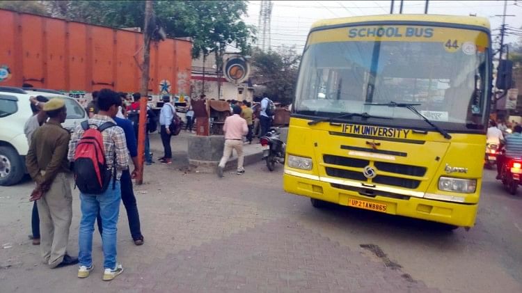Des cyclistes ont jeté des pierres sur le bus de l’université Iftm à Amroha