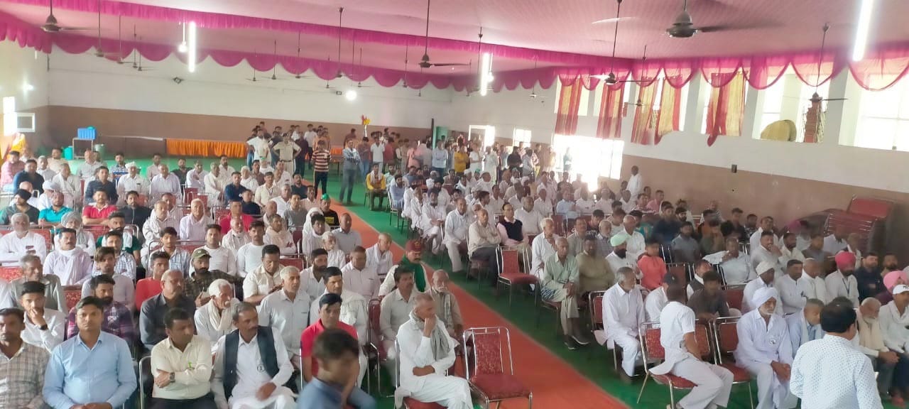 शहजादपुर में आयोजित किसानों के कार्यक्रम में मौजूद किसान व अन्य शहजादपुर में आयोजित किसानों के कार्यक्रम में मौजूद किसान व अन्य