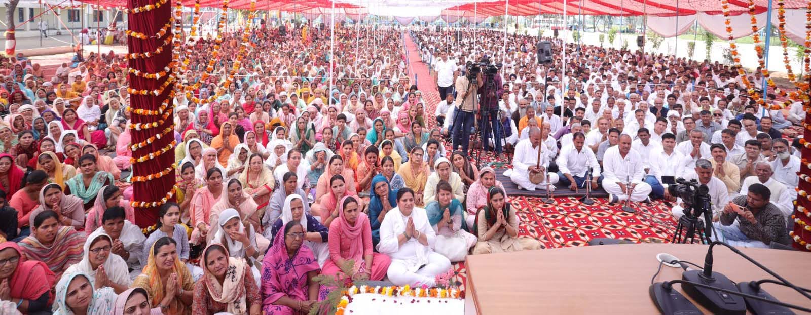 अंबाला के गांव बलाना स्थित राधास्वामीआश्रम में प्रवचन के दौरान मौजूद श्रद्धालु।