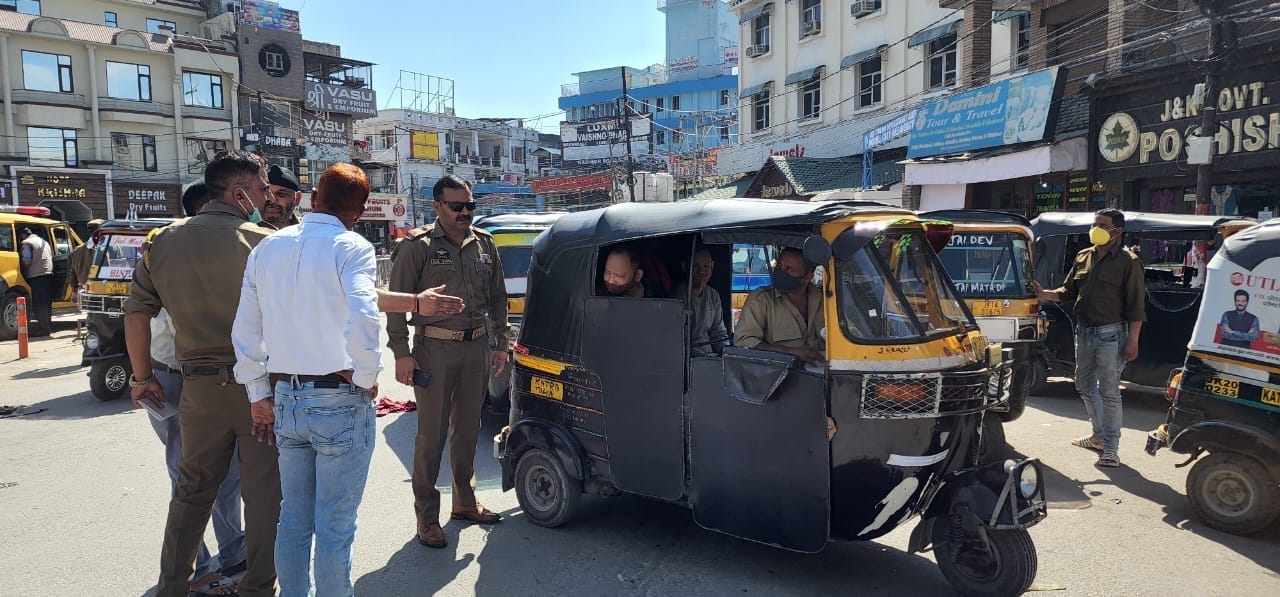 केऐटी 2 यातायात विभाग अधिकारी चालान करते हुए  केऐटी 3 आटों चालकों को जागरूक करते हुए थाना प्रभारी ज