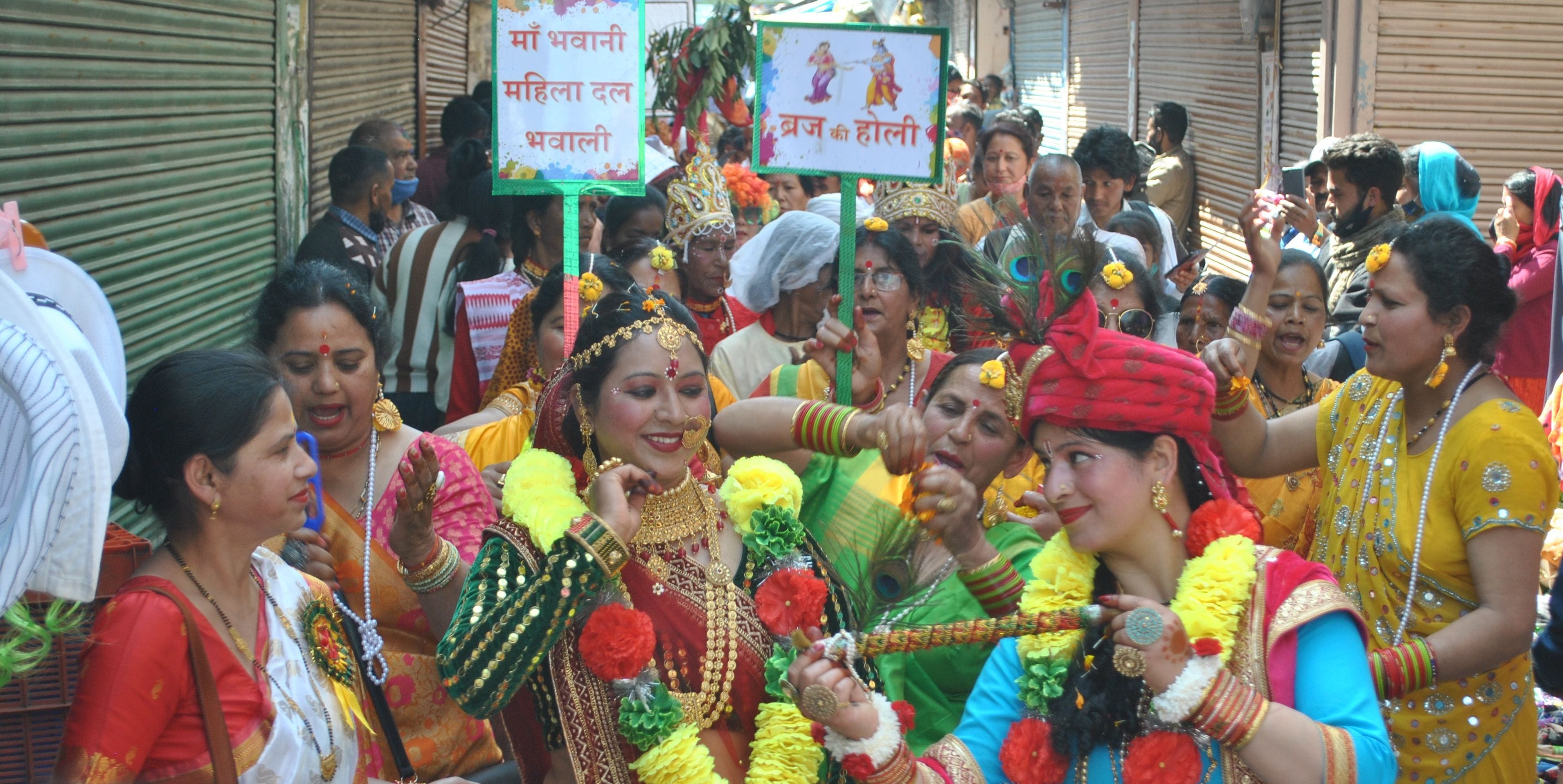 अल्मोड़ा  होली महोत्सव में झांकियां निकालती महिला होल्यार