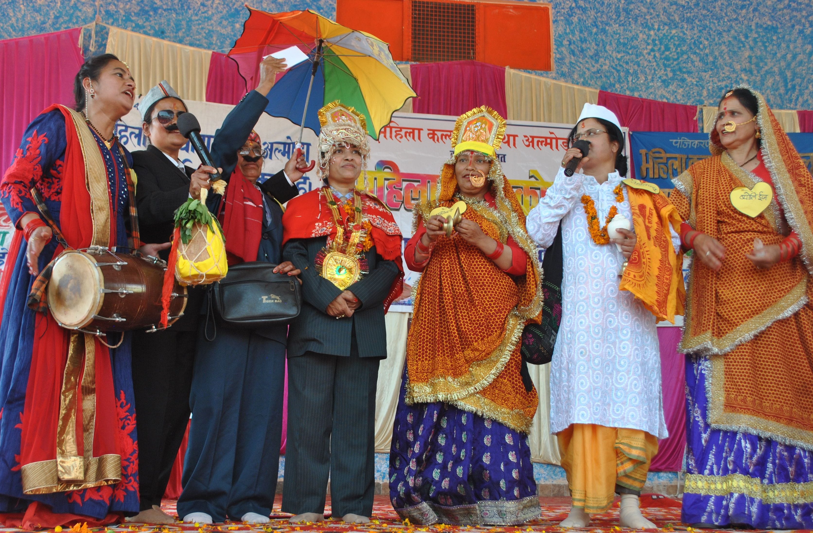 अल्मोड़ा होली महोत्सव में रंगारंग कार्यक्रम करती महिला होल्यार