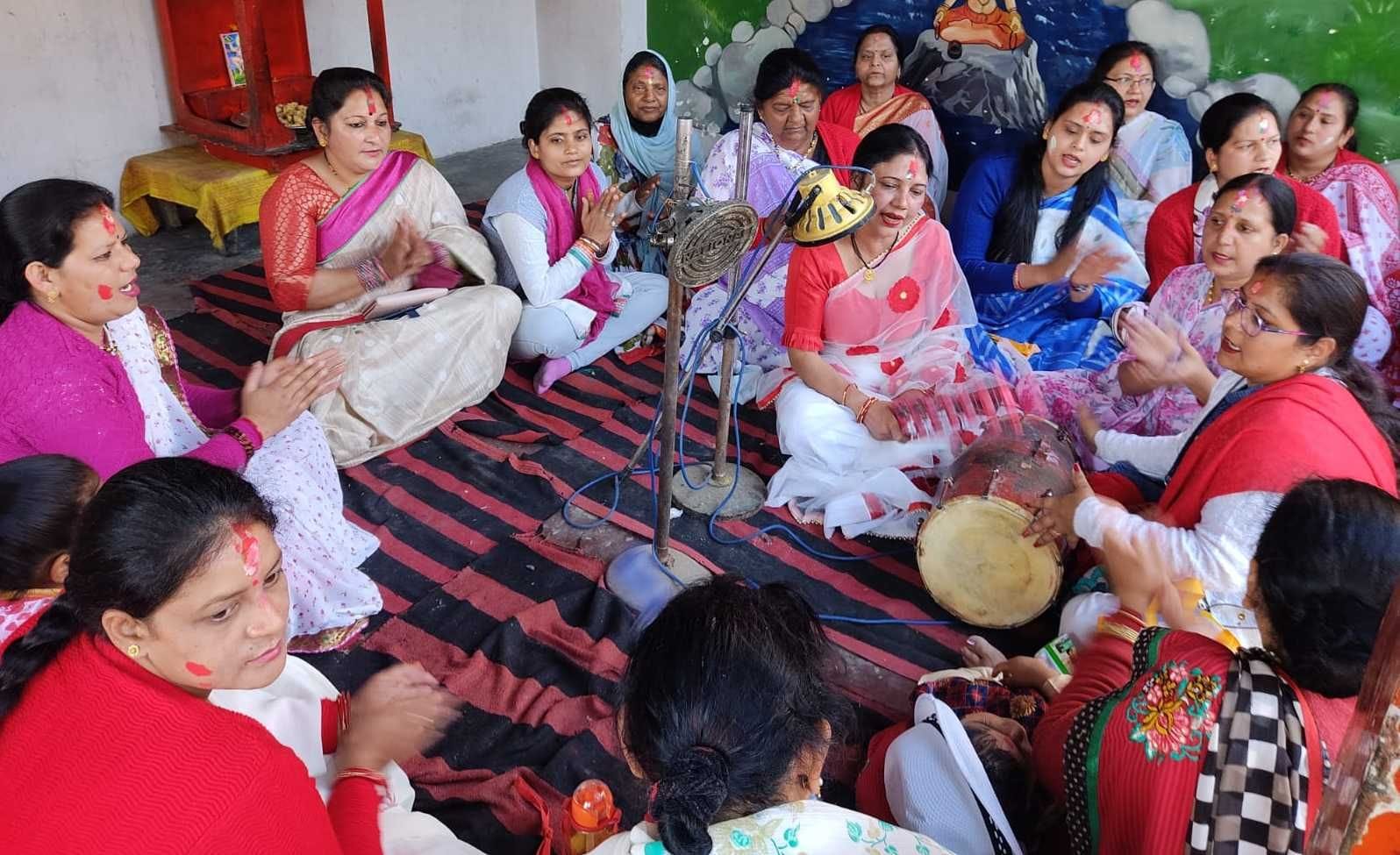 बागेश्वर के बागनाथ मंदिर में होली गायन करतीं महिलाएं। संवाद न्यूज एजेंसी