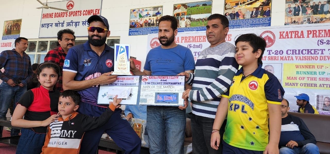 क्रिकेट खेलते खिलाड़ी व मैन आपु द मैच को सम्मानित करते हुए