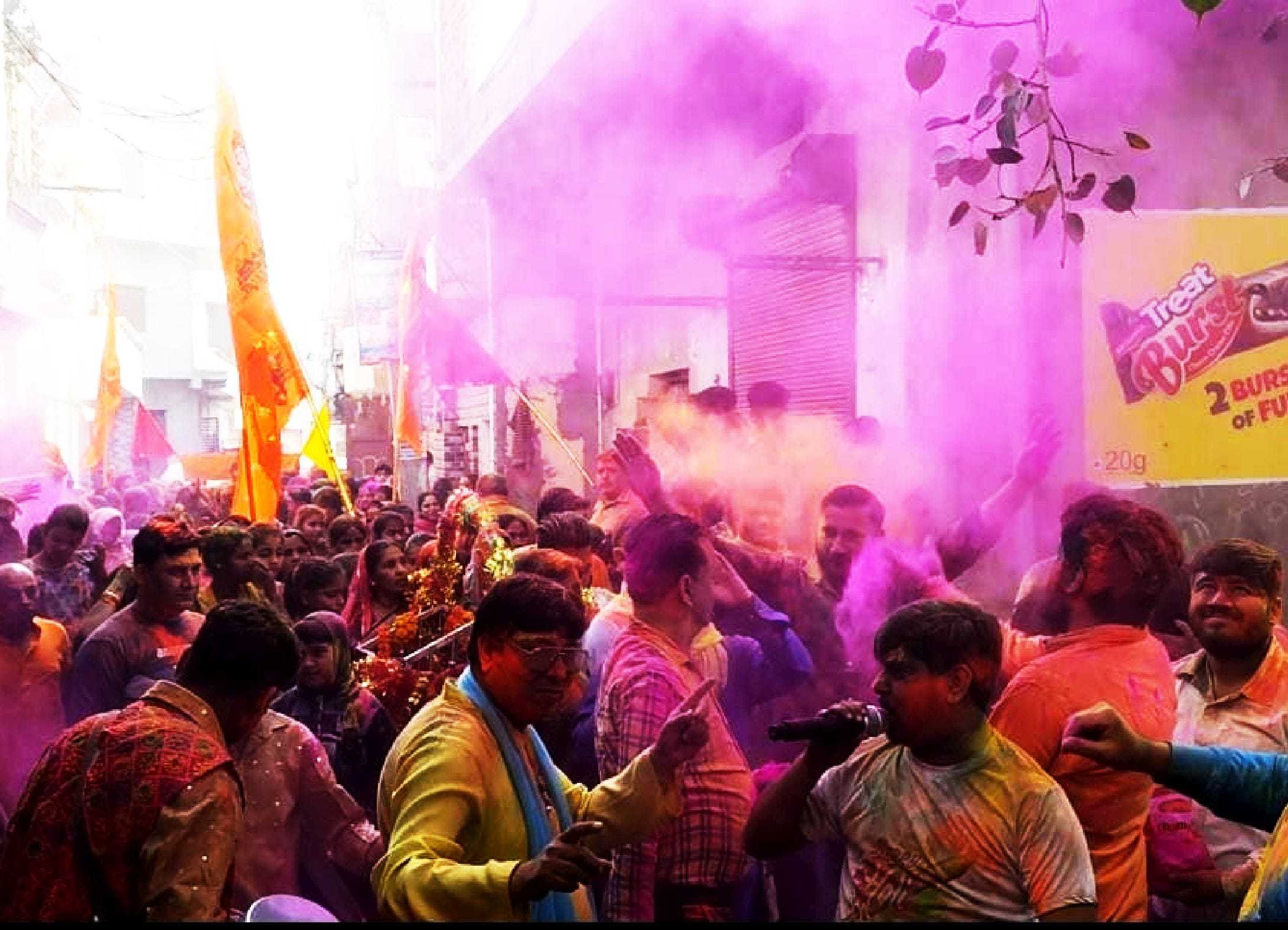 लड्डू गोपाल की पालकी की शोभायात्रा में गुलाल से होली खेलते श्रद्धालु । संवाद लड्डू गोपाल की पालकी की शोभायात्रा में गुलाल से होली खेलते श्रद्धालु । संवाद