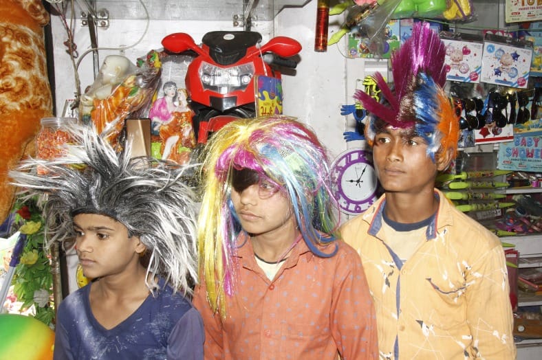 हेयर कैप लगाए बच्चे। संवाद