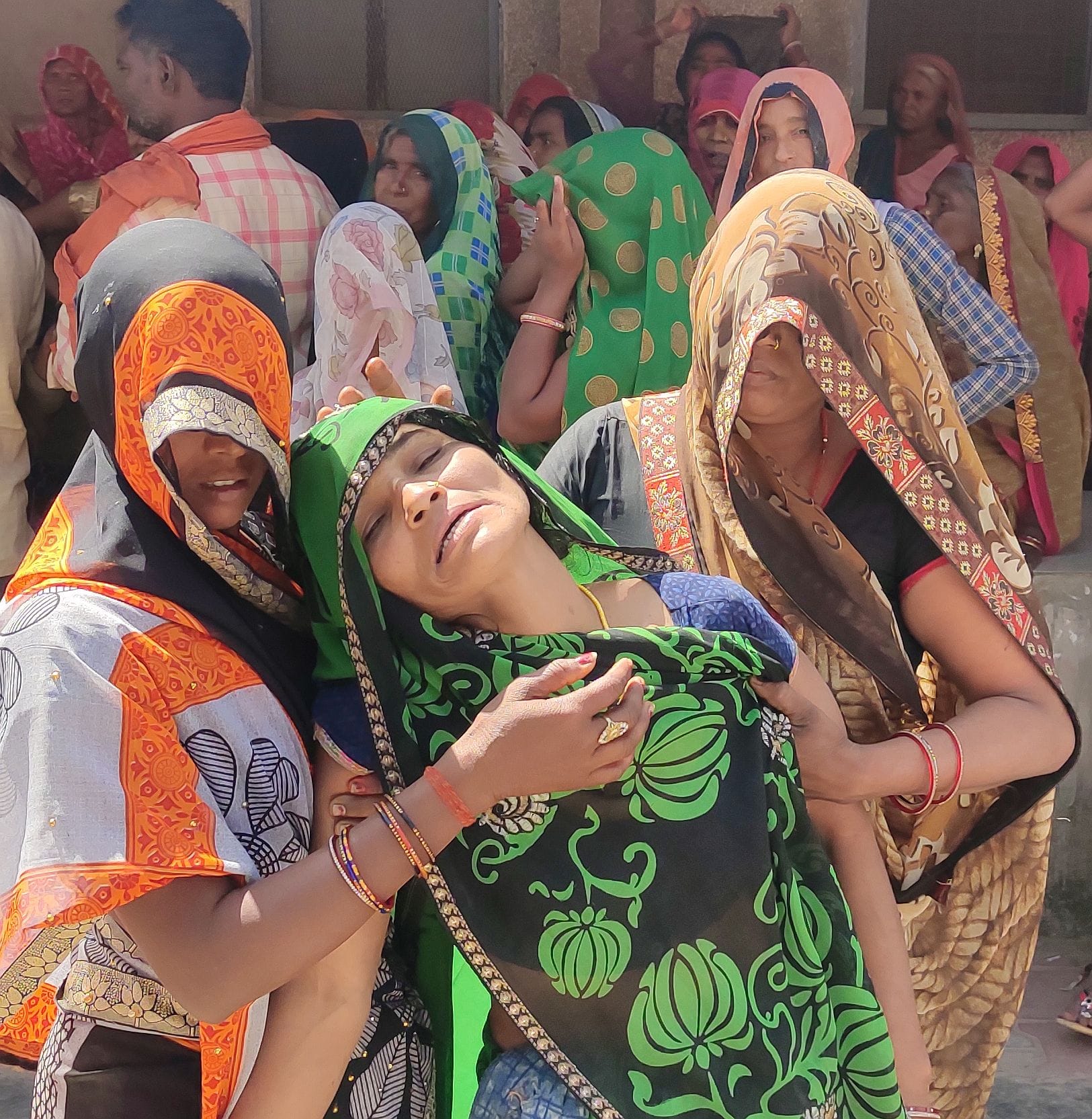 पोस्टमार्टम हाउस की भीड़ में अपने कन्हैया को ढूंढती मां जमुनिया। संवाद पोस्टमार्टम हाउस की भीड़ में अपने कन्हैया को ढूंढती मां जमुनिया। संवाद