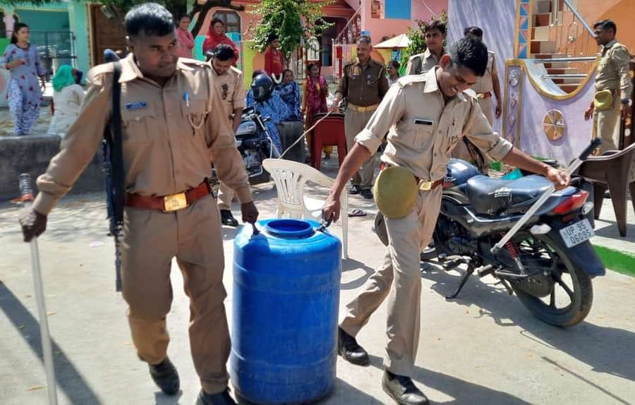 कबूतरा डेरा से अवैध शराब बरामद कर ले जाती पुलिस। कबूतरा डेरा से अवैध शराब बरामद कर ले जाती पुलिस।