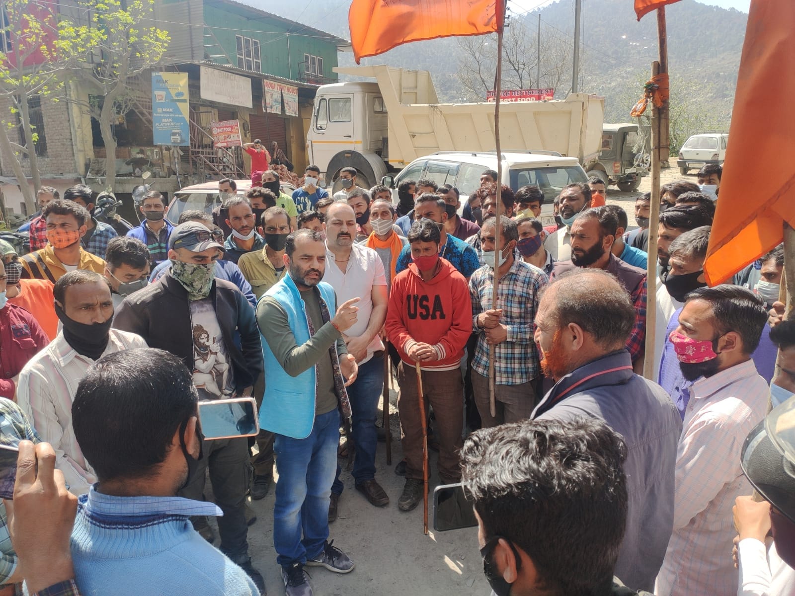 रामबन-केंद्रीय श्रम कानूनों की मांग को लेकर केलामोड़ में एनएचएआई के श्रमिक प्रदर्शन करते रामबन-केंद्रीय श्रम कानूनों की मांग को लेकर केलामोड़ में एनएचएआई के श्रमिक प्रदर्शन करते