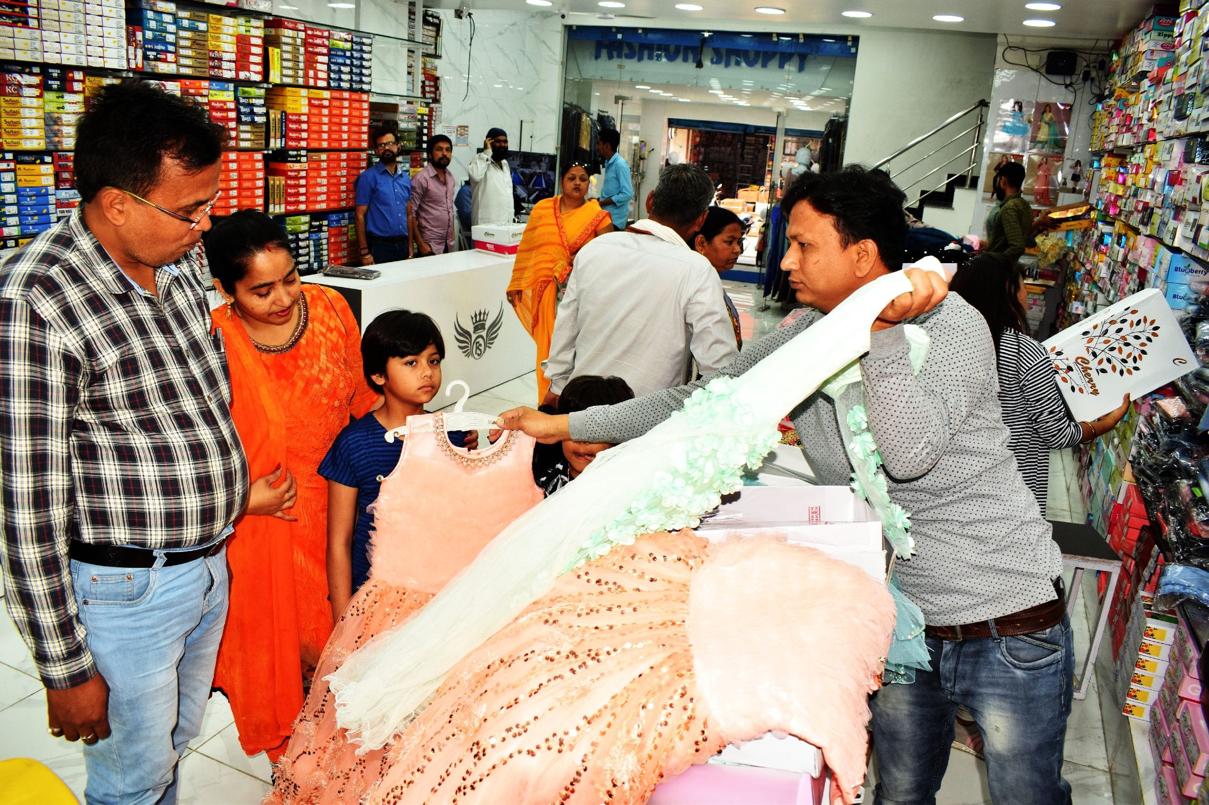 शाहजहांपुर के गोविंदगंज बाजार में रेडीमेट कपड़े खरीदते लोग । संवाद