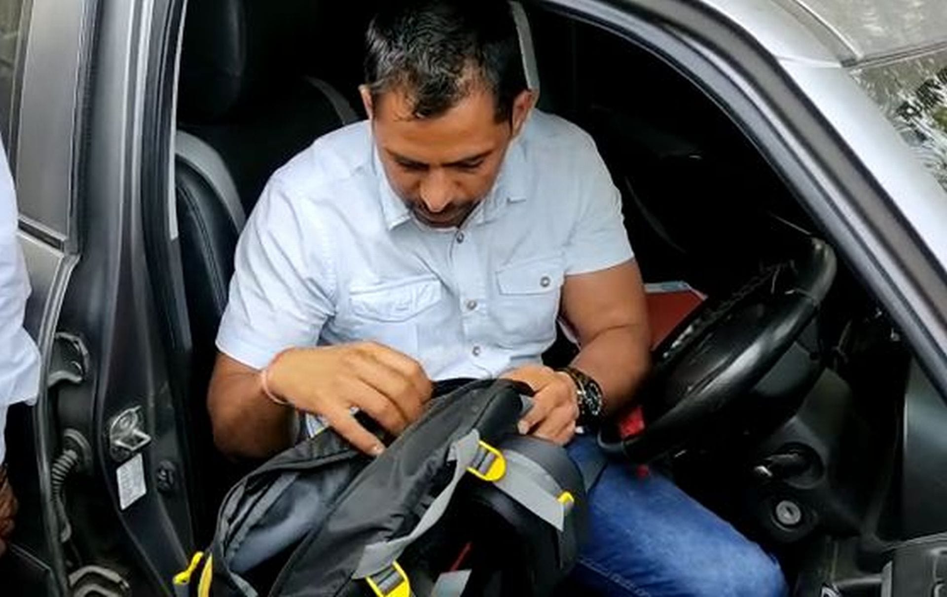 गिरफ्तारी के दौरान बैग में रखे रुपये दिखाता दरोगा। (वीडियो से) गिरफ्तारी के दौरान बैग में रखे रुपये दिखाता दरोगा। (वीडियो से)