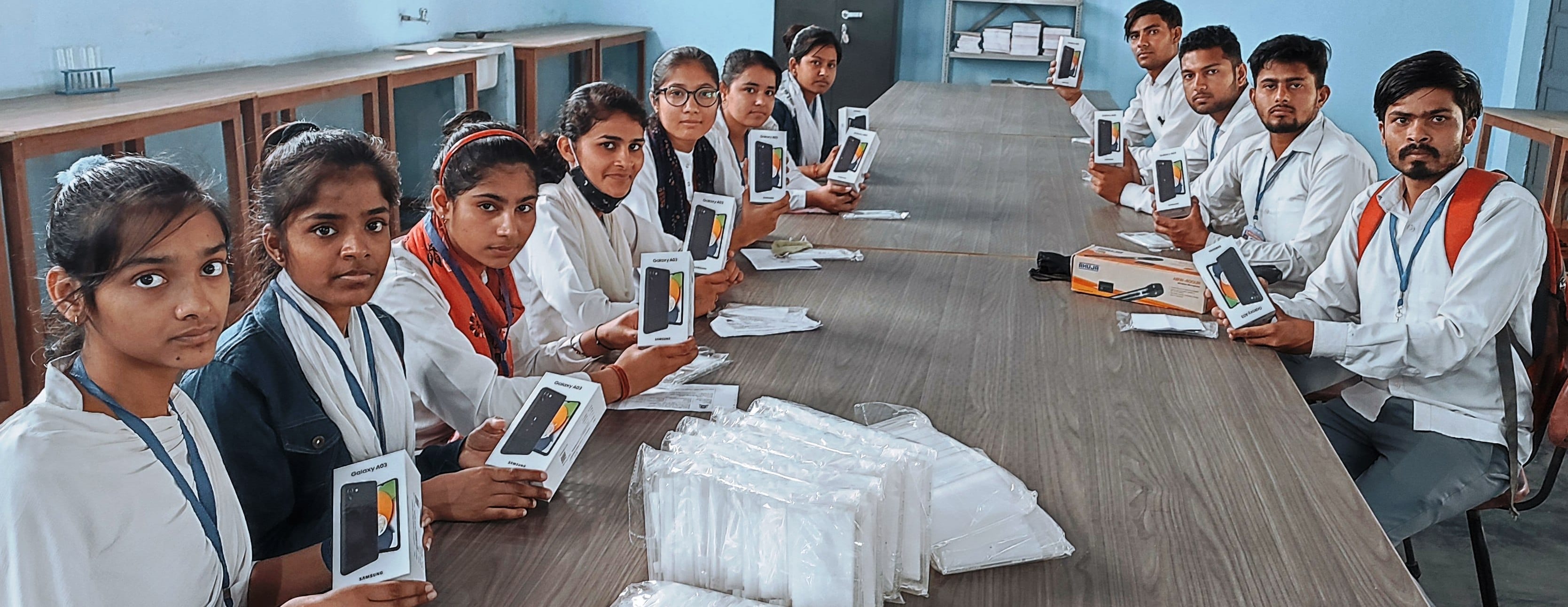 बुढ़ाना कस्बे के डीएवी डिग्री कॉलेज में स्मार्ट फोन पाकर खुशियां मनाते विद्यार्थी।