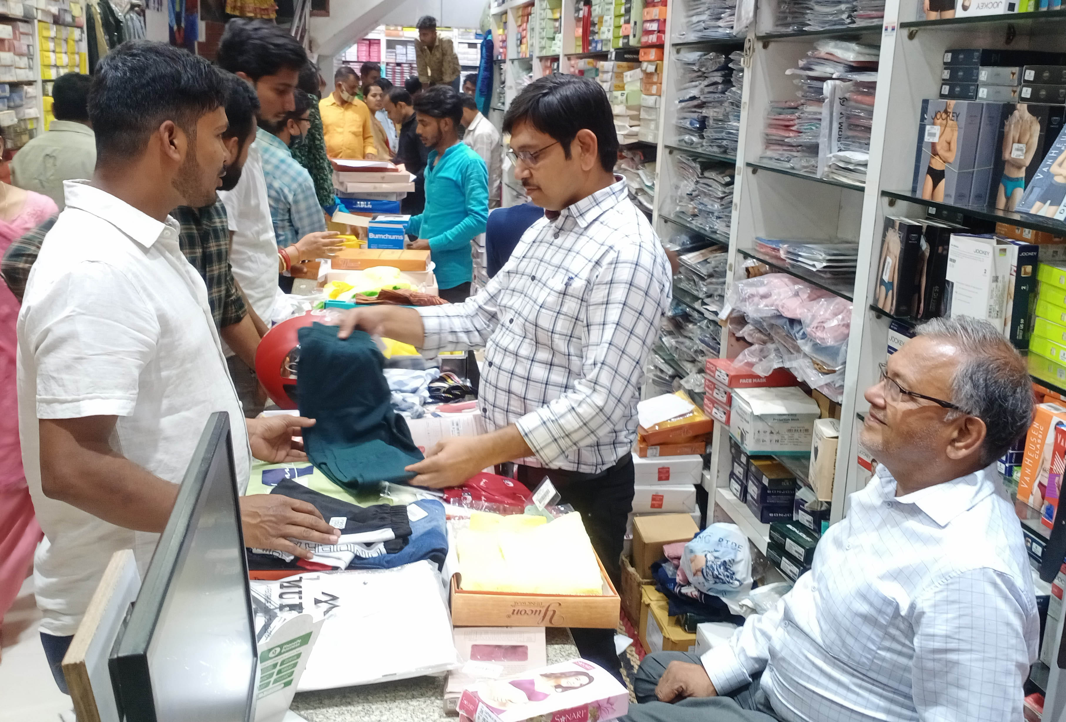 होली पर्व को लेकर नगर के सहादतपुरा स्थित कपड़ों की दुकान से खरीदारी करते लोग।संवाद होली पर्व को लेकर नगर के सहादतपुरा स्थित कपड़ों की दुकान से खरीदारी करते लोग।संवाद