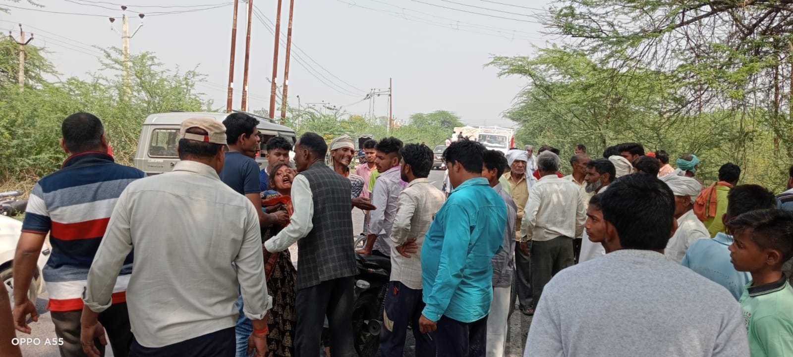 हादसे के बाद मौके पर लगी भीड़ व रोते-परिजन। संवाद