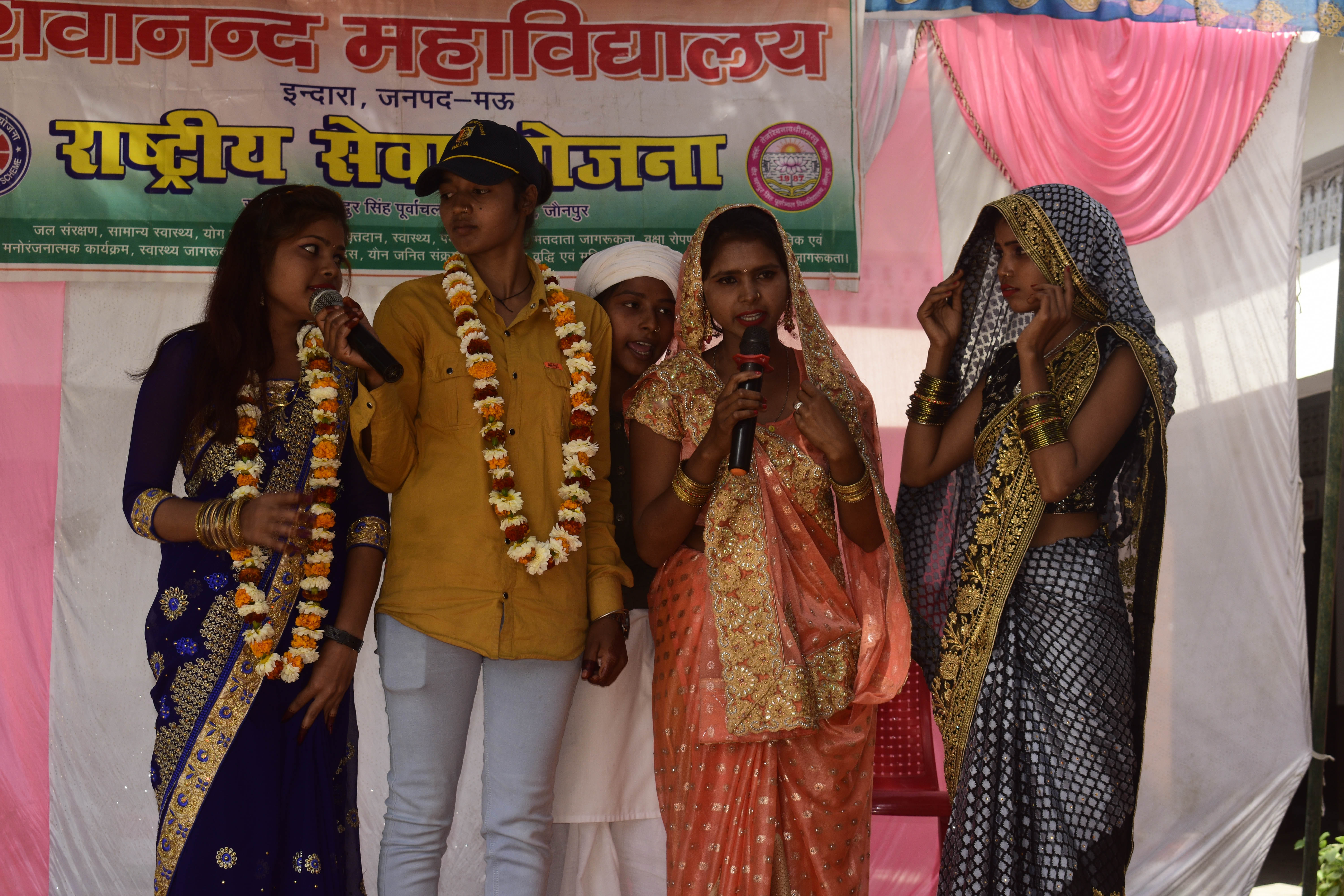 इंदारा स्थित शिवानंद महाविद्यालय में राष्ट्रीय सेवा योजना शिविर में नाटक प्रस्तुत करतीं छात्र?