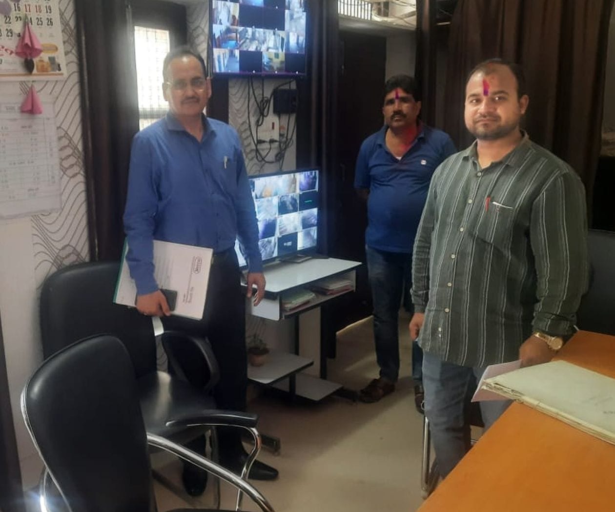 कंट्रोल रूम का निरीक्षण करते पर्यवेक्षक कंट्रोल रूम का निरीक्षण करते पर्यवेक्षक