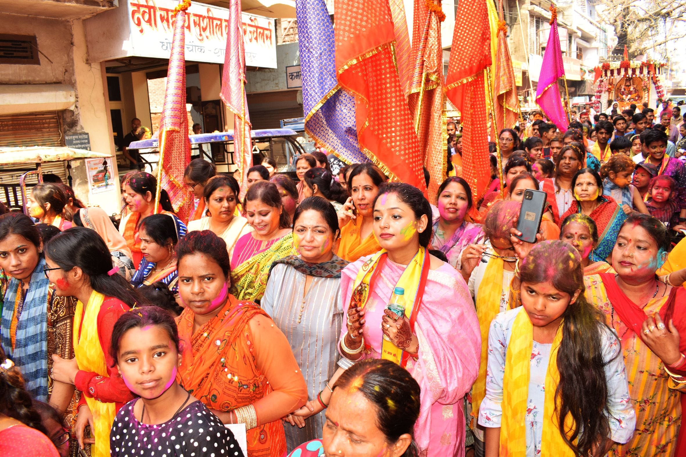 शाहजहांपुर में निकाली गई सतरंगी निशान शोभायात्रा में निशान लेकर चलते खाटू श्याम भक्त । संवाद शाहजहांपुर में निकाली गई सतरंगी निशान शोभायात्रा में निशान लेकर चलते खाटू श्याम भक्त । संवाद