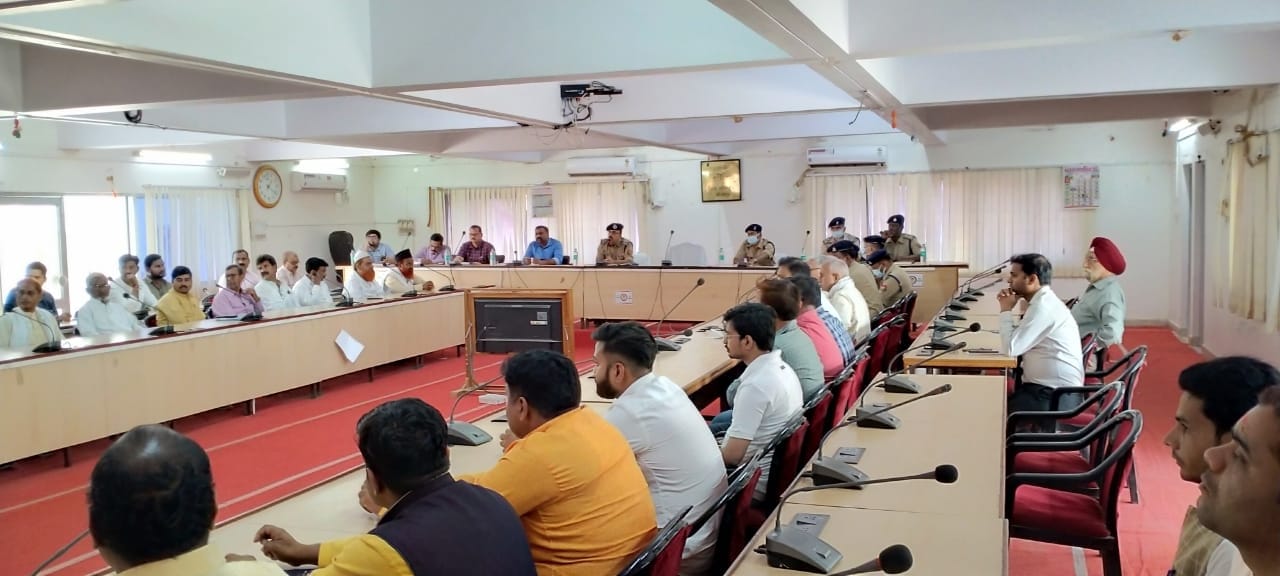 कलेक्ट्रेट सभागार में धर्म गुरुओं के साथ बैठक करते एडीएम और एसपी। कलेक्ट्रेट सभागार में धर्म गुरुओं के साथ बैठक करते एडीएम और एसपी।