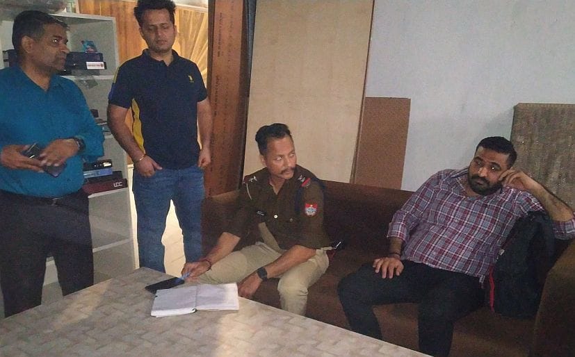 रुद्रपुर प्लाईवुड शोरूम में कर्मचारियों से पूछताछ करती पुलिस। रुद्रपुर प्लाईवुड शोरूम में कर्मचारियों से पूछताछ करती पुलिस।