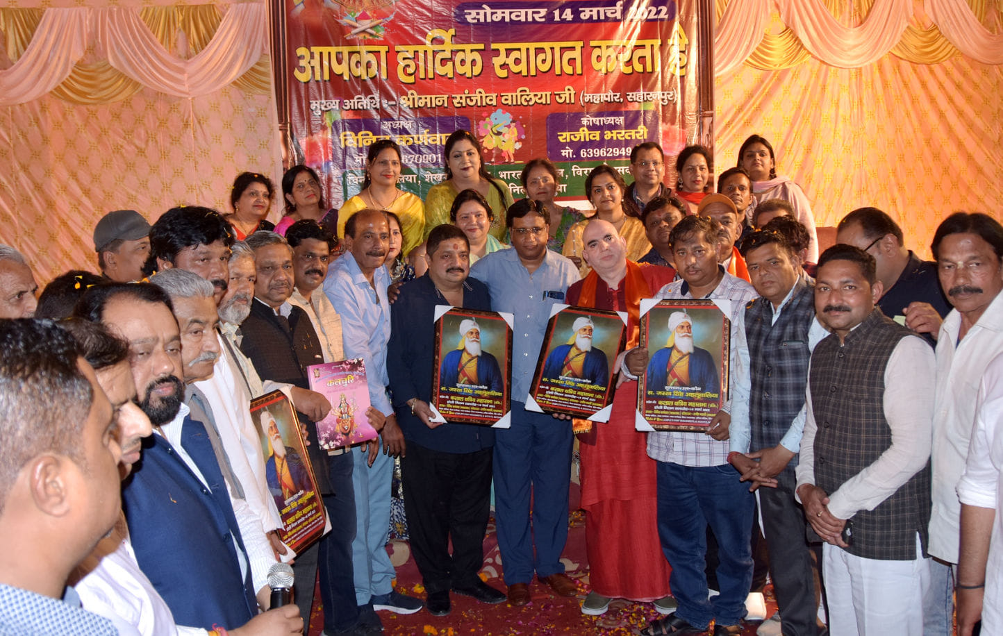 रामलीला भवन में कलाल महासभा के होली मिलन कार्यक्रम में मेयर के साथ सम्मानित अतिथिगण रामलीला भवन में कलाल महासभा के होली मिलन कार्यक्रम में मेयर के साथ सम्मानित अतिथिगण