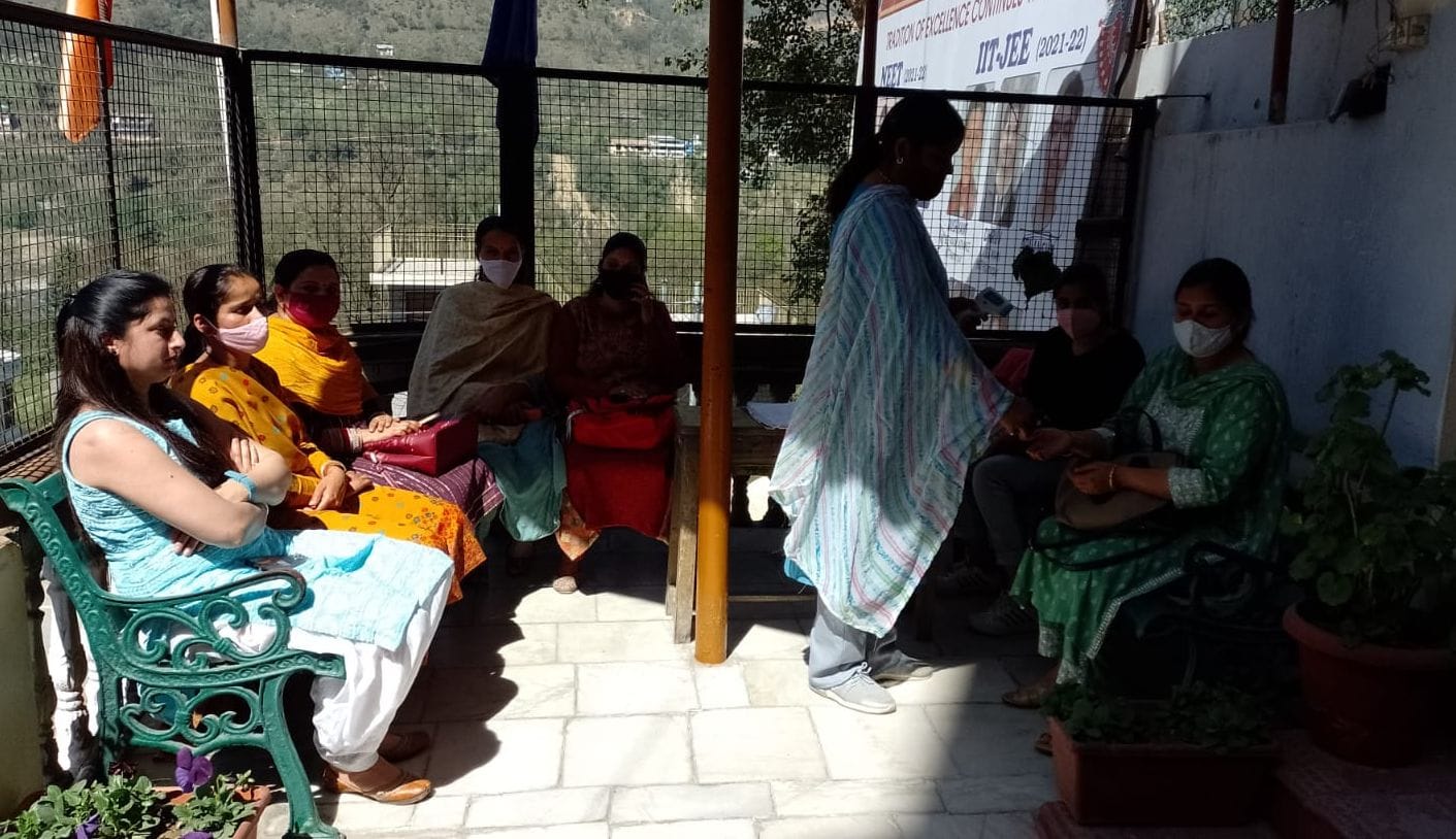 मंडी के डीएवी स्कूल में बच्चों के टीकाकरण के लिए पहुंची महिलाएं बच्चों का इंतजार करते हुए संवाद मंडी के डीएवी स्कूल में बच्चों के टीकाकरण के लिए पहुंची महिलाएं बच्चों का इंतजार करते हुए संवाद
