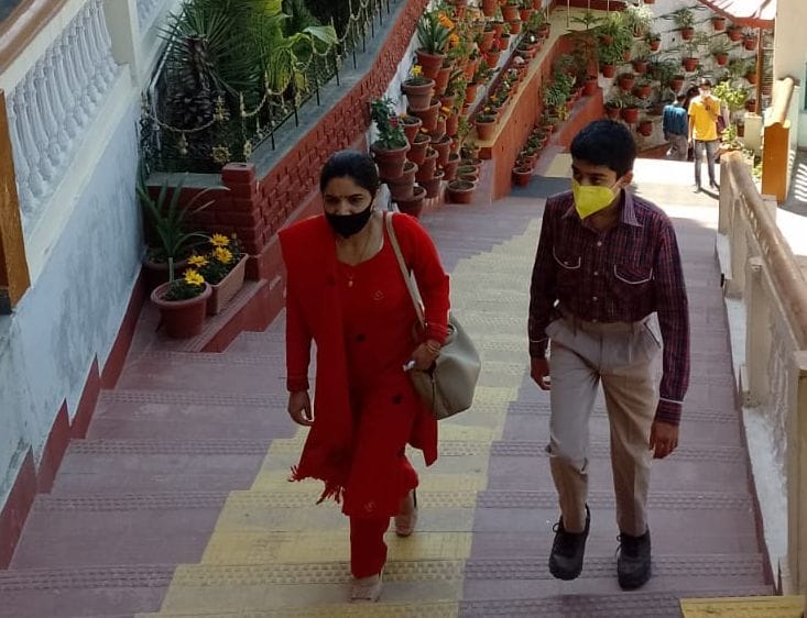 मंडी के डीएवी स्कूल में बच्चे का टीकाकरण करवाने जाती महिला संवाद मंडी के डीएवी स्कूल में बच्चे का टीकाकरण करवाने जाती महिला संवाद
