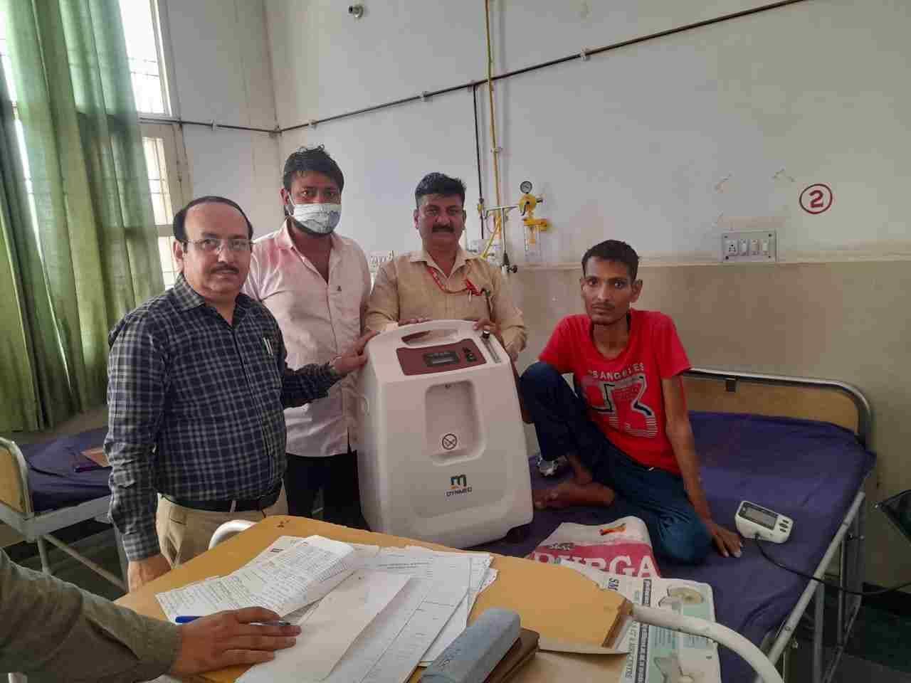 महेश को ऑक्सीजन कंसंट्रेटर सौंपते सीएमओ डॉ. महेश कुमार और रेडक्रॉस के सचिव श्याम सुंदर। संवाद महेश को ऑक्सीजन कंसंट्रेटर सौंपते सीएमओ डॉ. महेश कुमार और रेडक्रॉस के सचिव श्याम सुंदर। संवाद