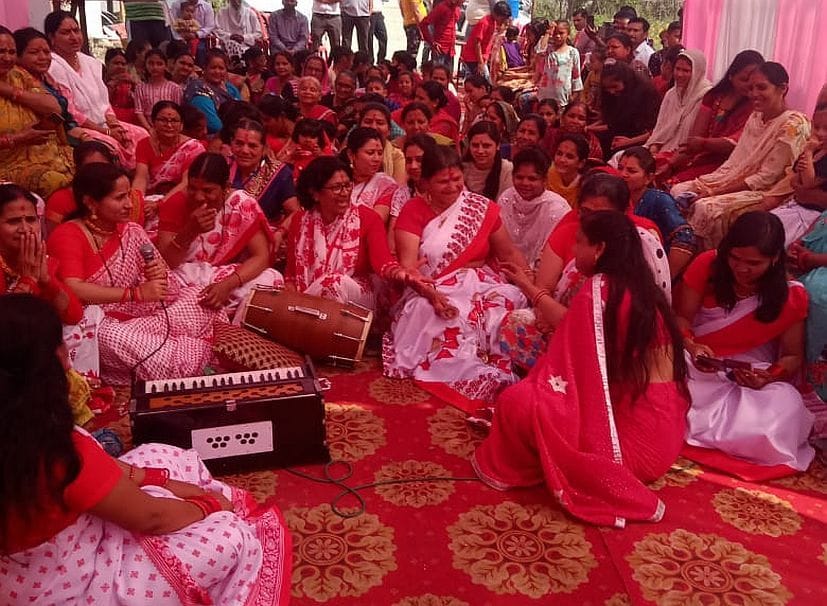 रुद्रपुर प्रीत विहार कालोनी में होली गायन करतीं महिलाएं। रुद्रपुर प्रीत विहार कालोनी में होली गायन करतीं महिलाएं।