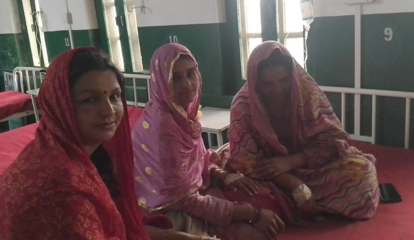 सरकाघाट के हरल्याण गांव में मधुमक्खी के हमले से घायल होने पर उपचार के लिए अस्पताल पहुंची महिलाएं सरकाघाट के हरल्याण गांव में मधुमक्खी के हमले से घायल होने पर उपचार के लिए अस्पताल पहुंची महिलाएं