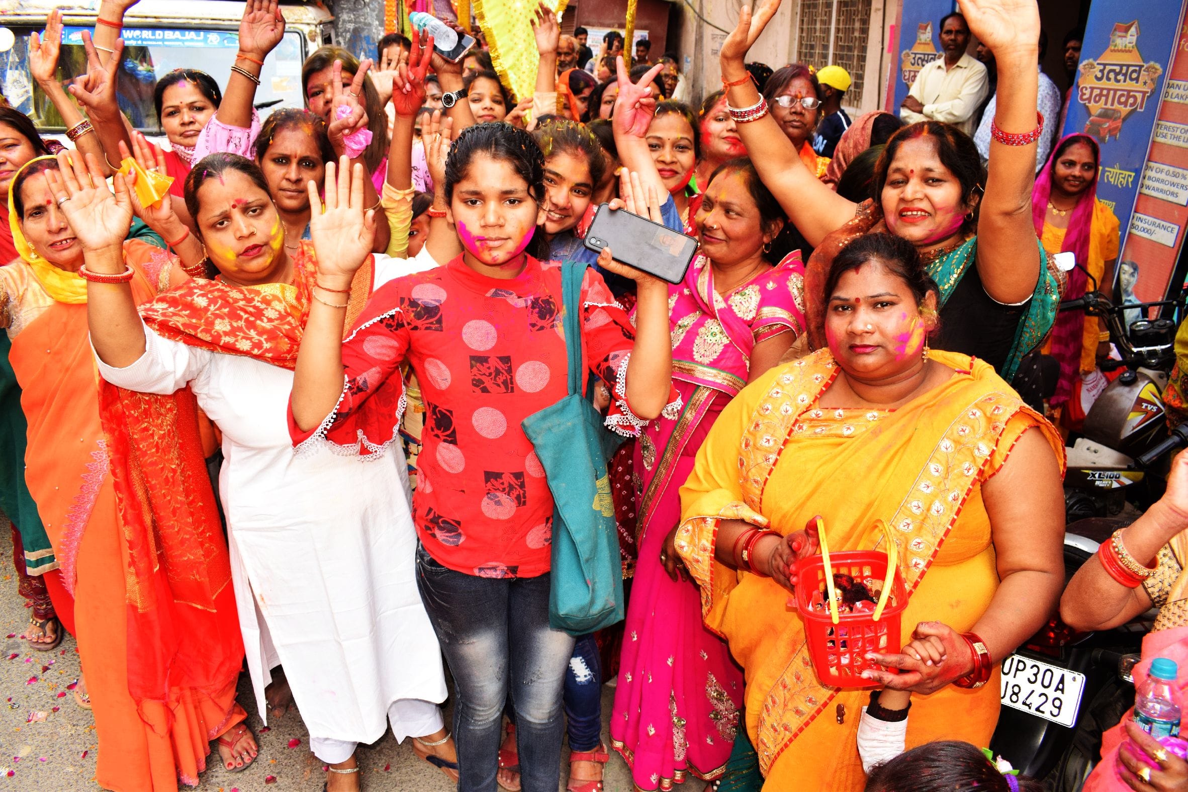 सतरंगी निशान शोभायात्रा में खाटू श्याम बाबा का जय जयकार करते श्रद्धालु। संवाद सतरंगी निशान शोभायात्रा में खाटू श्याम बाबा का जय जयकार करते श्रद्धालु। संवाद