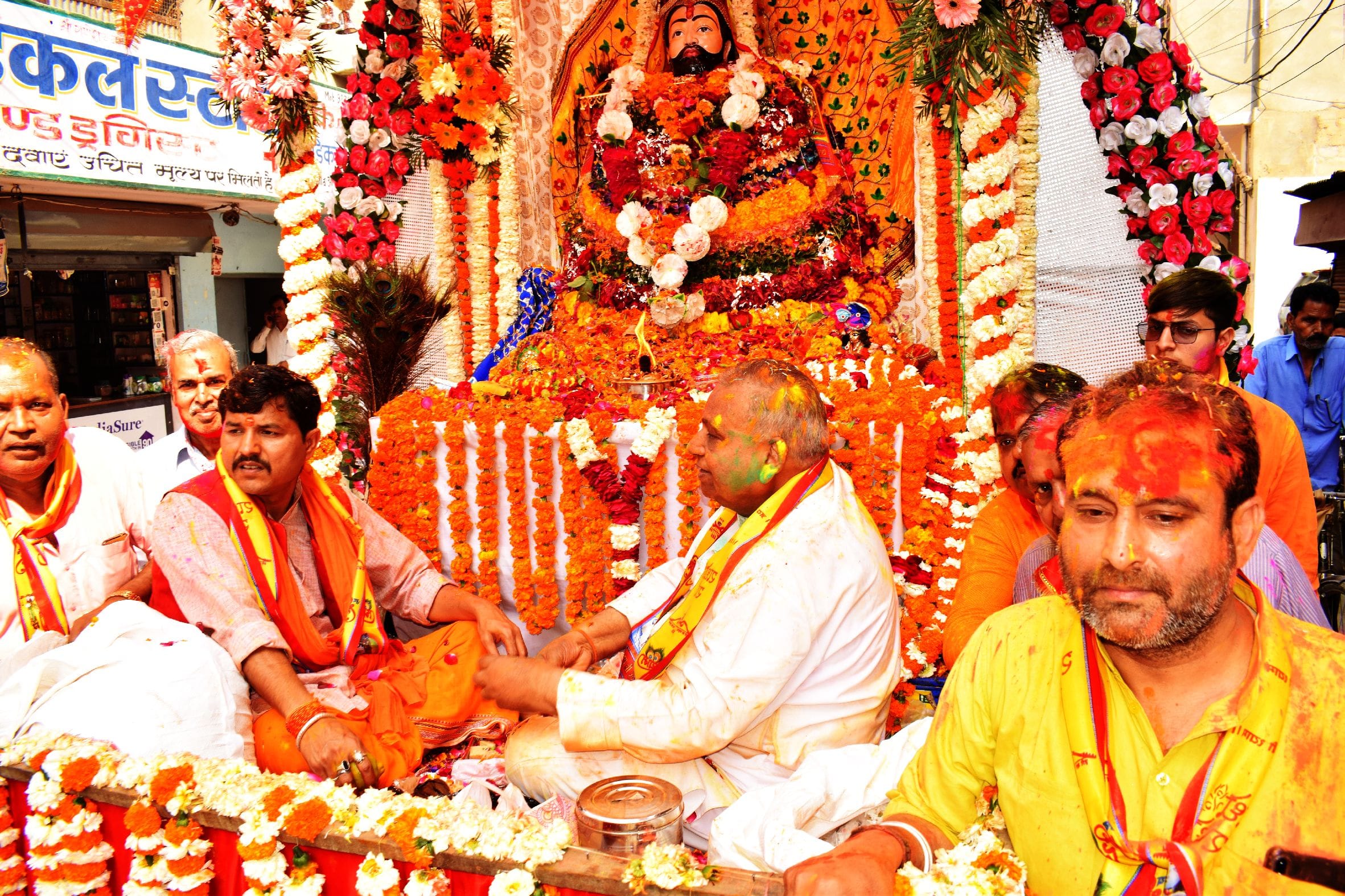 सतरंगी निशान शोभायात्रा में शामिल खाटू श्याम बाबा की झांकी। संवाद सतरंगी निशान शोभायात्रा में शामिल खाटू श्याम बाबा की झांकी। संवाद