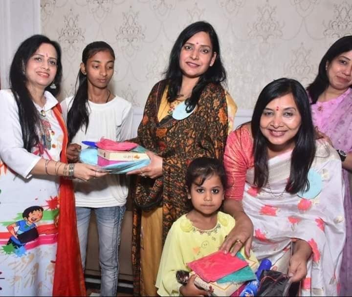 शाहजहांपुर में होलिकोत्सव कार्यक्रम के बीच कन्याओं को उपहार देते यूनिटी संस्था के पदाधिकारी