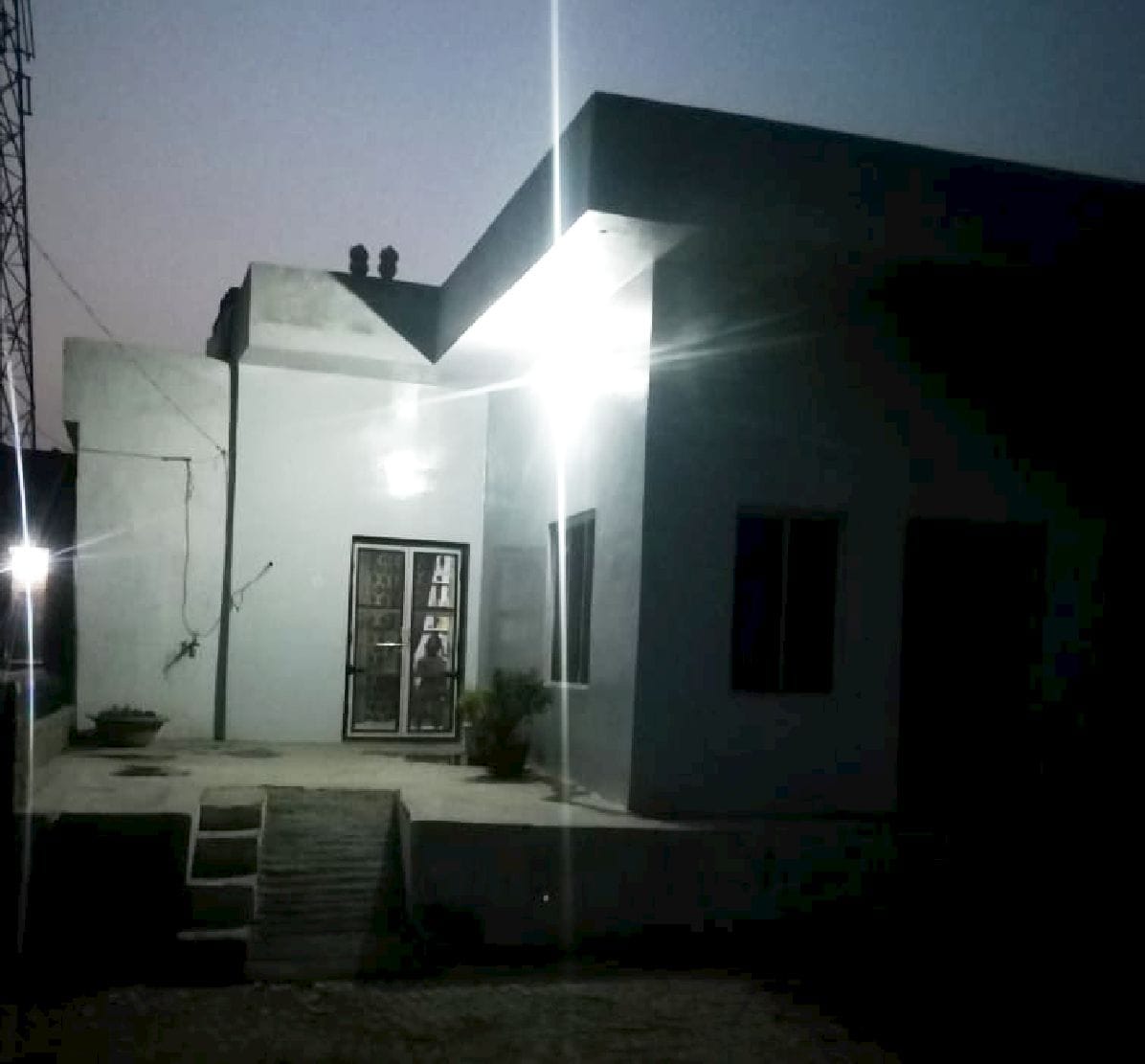 शाहजाहंपुर। तिलहर में विवेक राजन अग्निहोत्री के पिता के घर पर बना दो मंजिला मकान। संवाद शाहजाहंपुर। तिलहर में विवेक राजन अग्निहोत्री के पिता के घर पर बना दो मंजिला मकान। संवाद