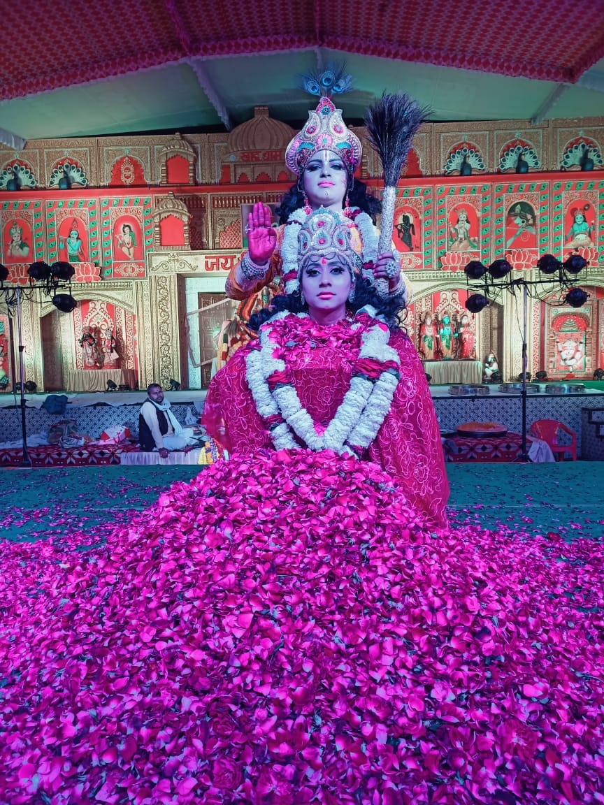 देर रात्रि रामलीला भवन में आयोजित कार्यक्रम में प्रस्तुति देते कलाकार। देर रात्रि रामलीला भवन में आयोजित कार्यक्रम में प्रस्तुति देते कलाकार।