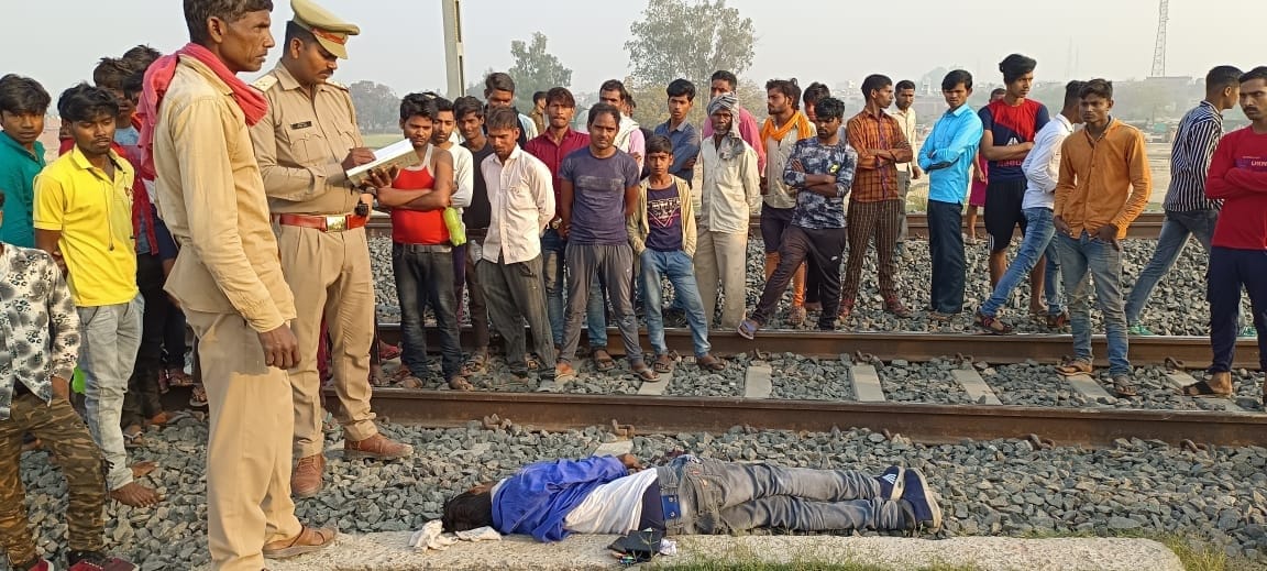 फोटो-17एयूआरपी-19- रेलवे ट्रैक पर मौजूद ग्रामीणों की भीड़ व जांच करती पुलिस। संवाद फोटो-17एयूआरपी-19- रेलवे ट्रैक पर मौजूद ग्रामीणों की भीड़ व जांच करती पुलिस। संवाद