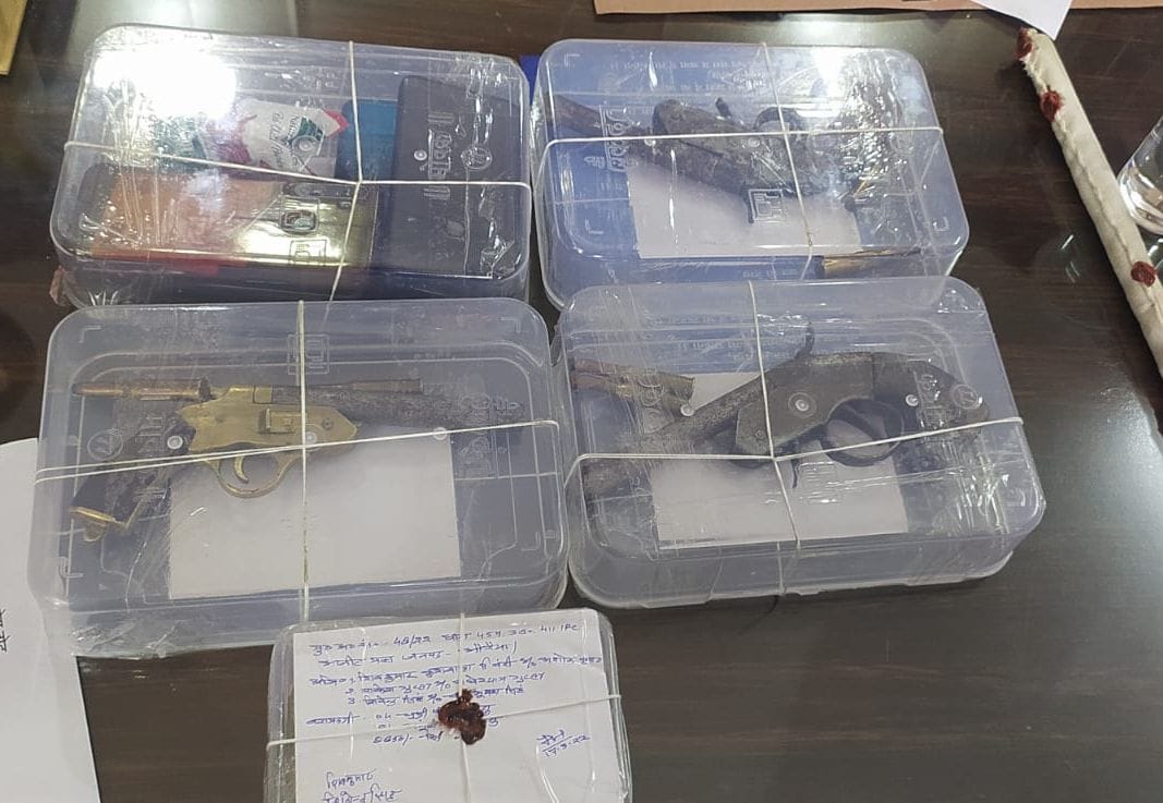 फोटो17एयूआरपी 22- लुटेरों से बरामद सामान व नगदी। संवाद