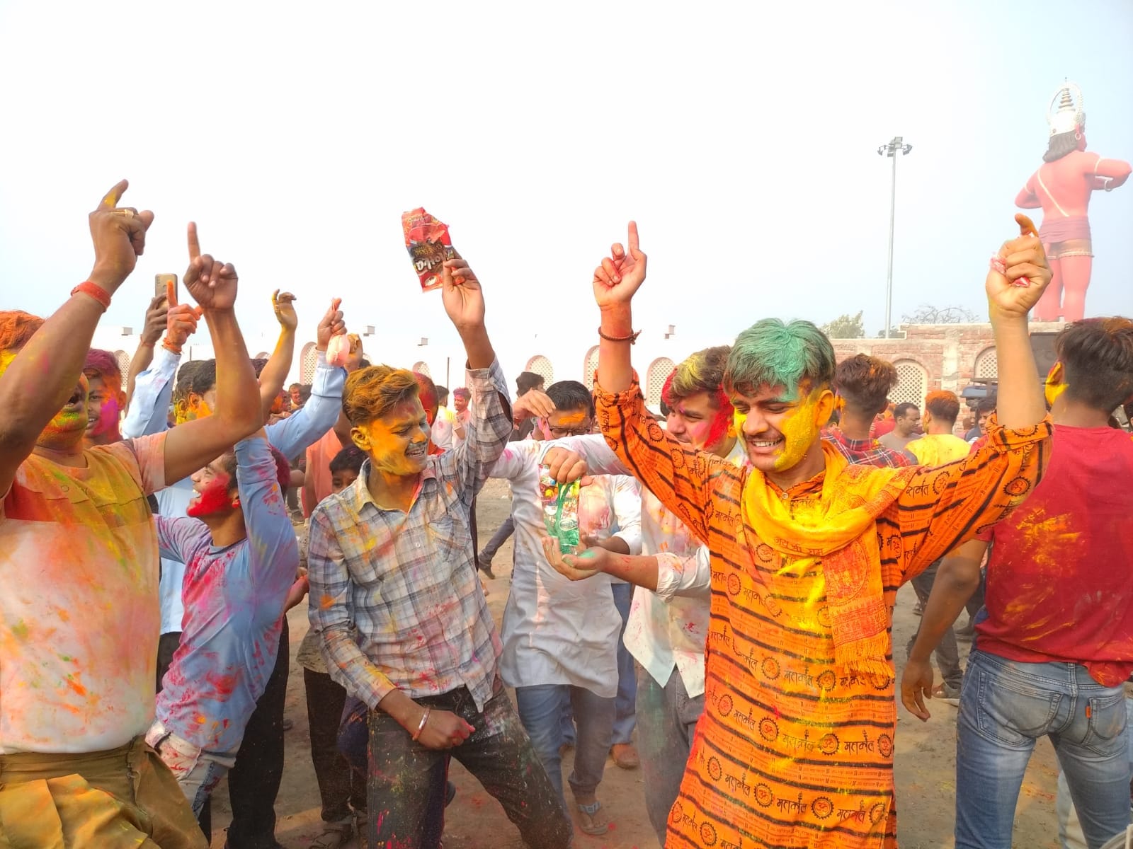 शाहजहांपुर में आरएसएस के कार्यक्रम में नृत्य करते युवा शाहजहांपुर में आरएसएस के कार्यक्रम में नृत्य करते युवा