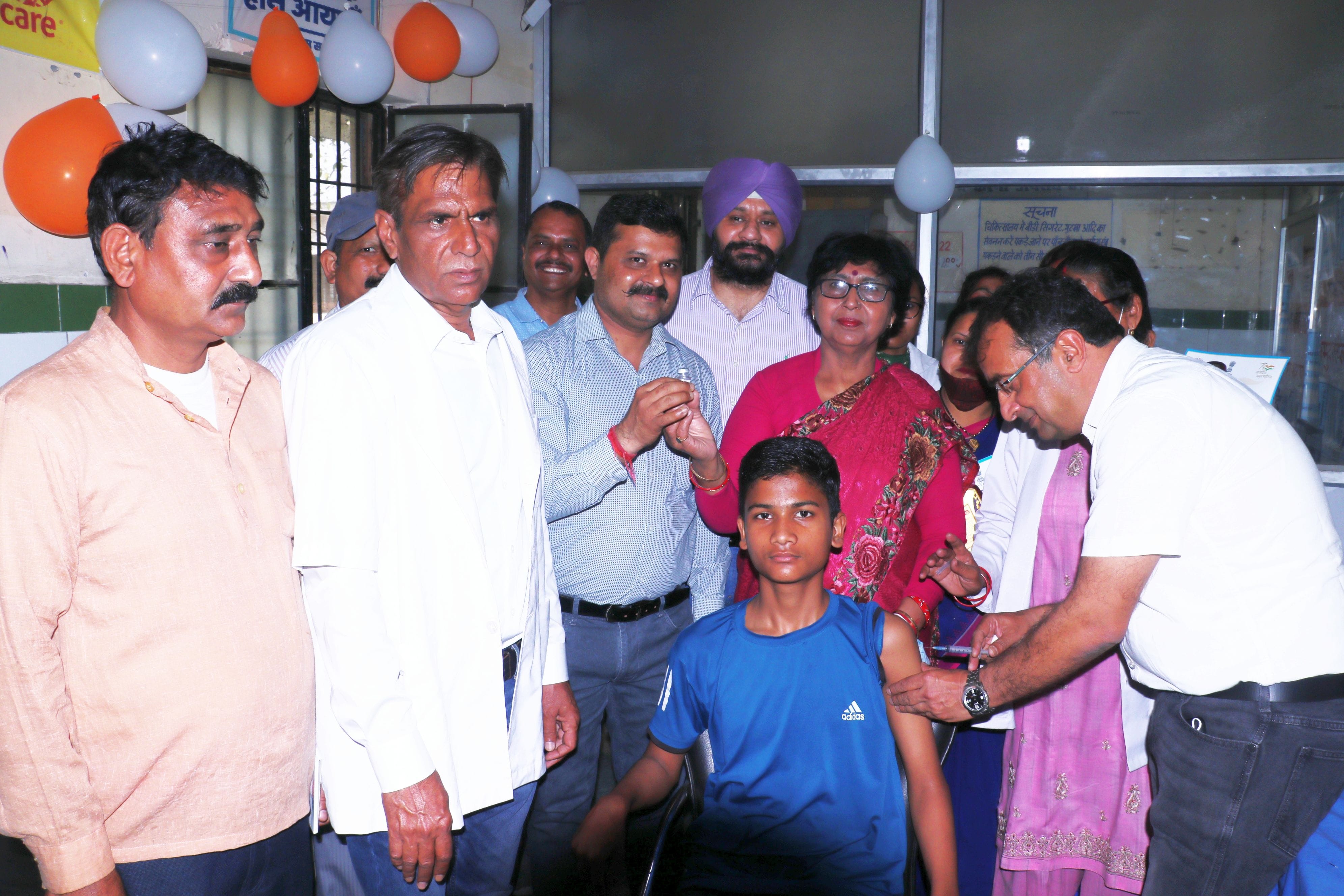 काशीपुर के सरकारी अस्पताल में छात्र हिमांशु को वैक्सीन लगाते चाइल्ड स्पेशल्टि डॉ.राजीव पुनेठा