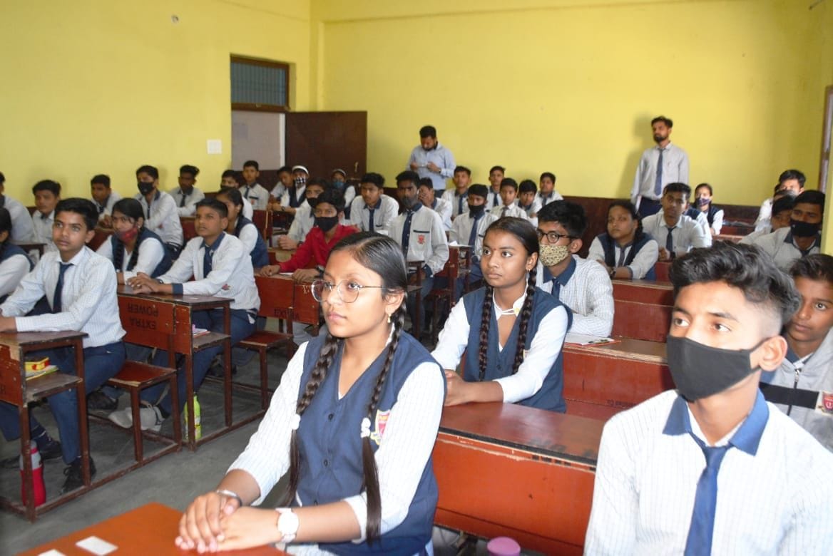 अमर उजाला फाउंडेशन की ओर से आयोजित पुलिस की पाठशाला में उपस्थित छात्र- छात्राएं