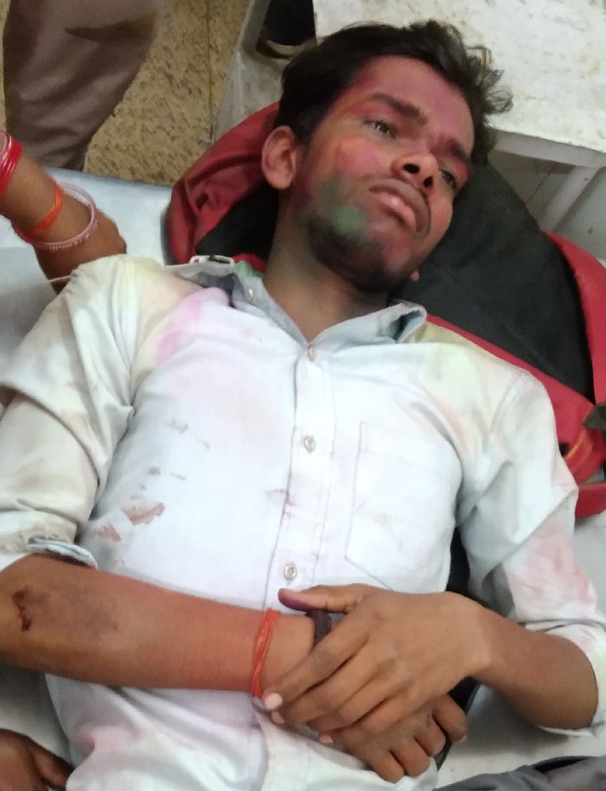 अस्पताल में भर्ती घायल छात्र आकाश राठौर अस्पताल में भर्ती घायल छात्र आकाश राठौर