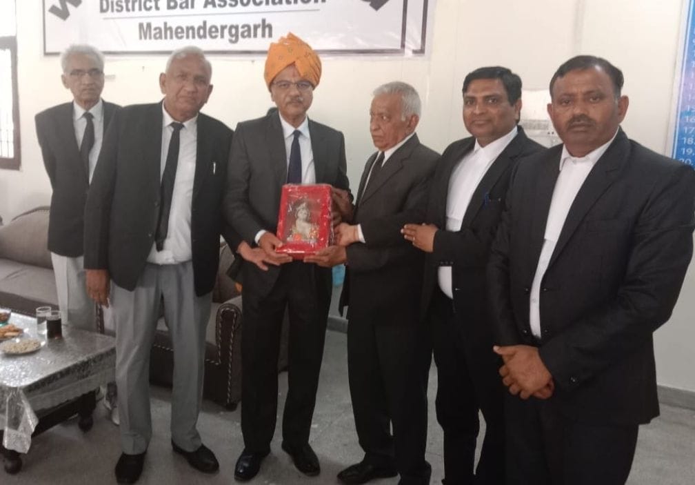 बार रूम महेंद्रगढ़ में न्यायमूर्ति सुधीर मित्तल को स्मृति चिह्न देकर सम्मानित करते अधिवक्ता। स?