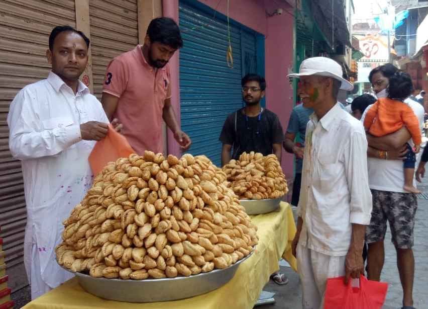 बागेश्वर के चौक बाजार में गुझिया की खरीदारी करते लोग। संवाद न्यूज एजेंसी बागेश्वर के चौक बाजार में गुझिया की खरीदारी करते लोग। संवाद न्यूज एजेंसी
