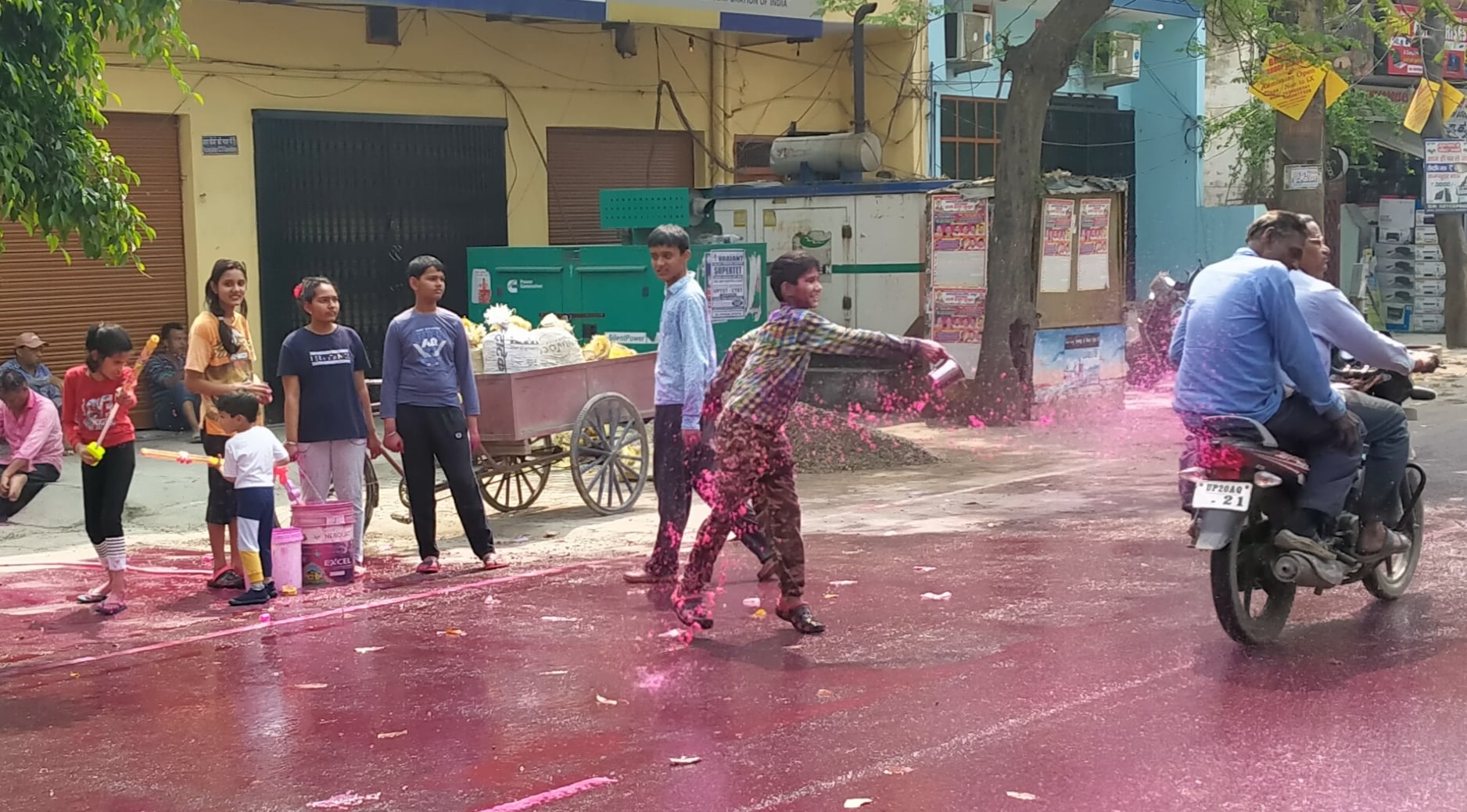 धामपुर में बाइक सवारों को डिब्बों से रंग फेंक कर सराबोर करते युवक। धामपुर में बाइक सवारों को डिब्बों से रंग फेंक कर सराबोर करते युवक।
