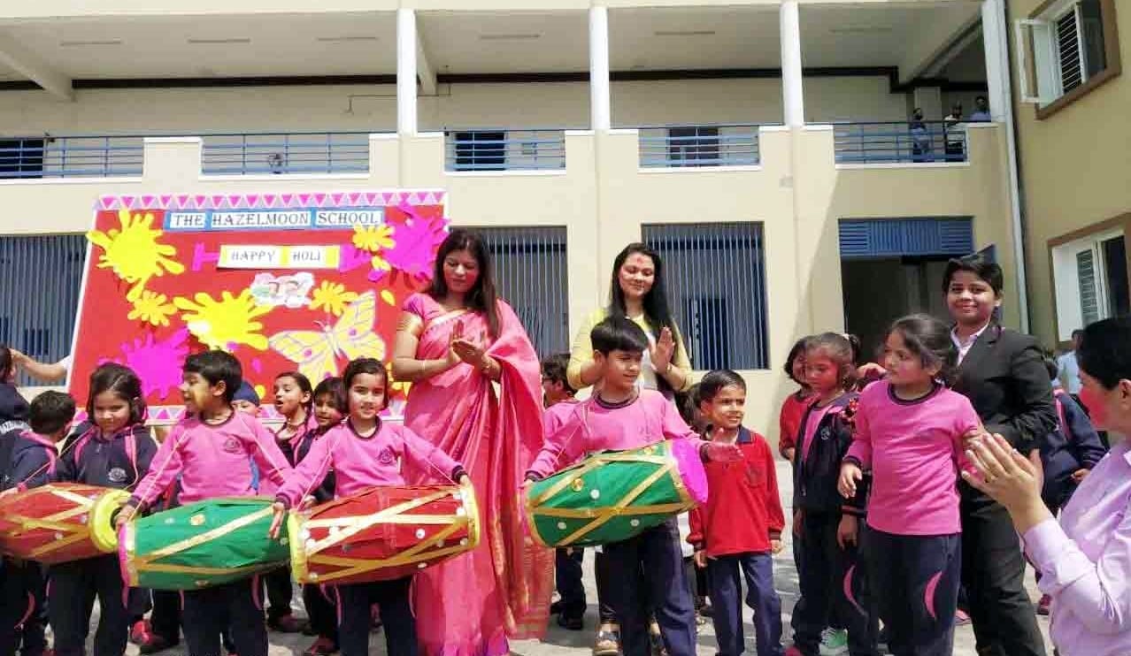 चांदपुर के द हेजलमून स्कूल में होली मनाते बच्चे व शिक्षिकाएं। चांदपुर के द हेजलमून स्कूल में होली मनाते बच्चे व शिक्षिकाएं।