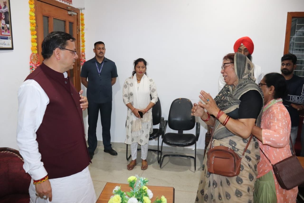खटीमा में कार्यवाहक सीएम धामी के नगरा तराई आवास में मिलने पहुंचे कार्यकर्ताओं में एक महिला कार्? खटीमा में कार्यवाहक सीएम धामी के नगरा तराई आवास में मिलने पहुंचे कार्यकर्ताओं में एक महिला कार्?
